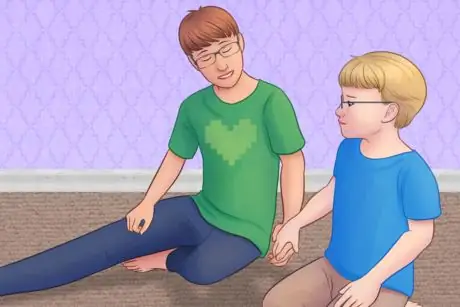 Мальчик-подросток поощряет маленького брата