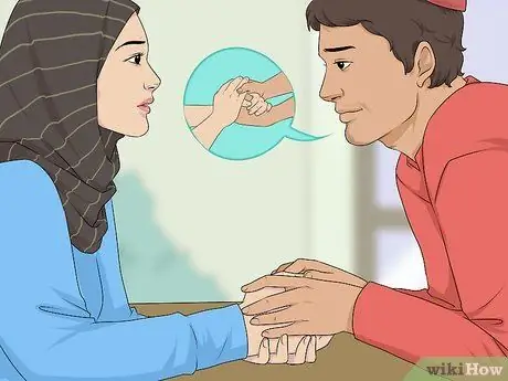 Утешайте девушку, когда она расстроена Шаг 2