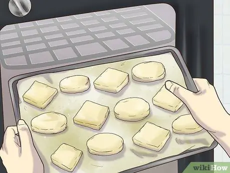 Украшение выпечки съедобными цветами Шаг 4