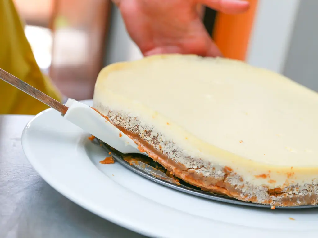 3 способа снять чизкейк с пружинной формы