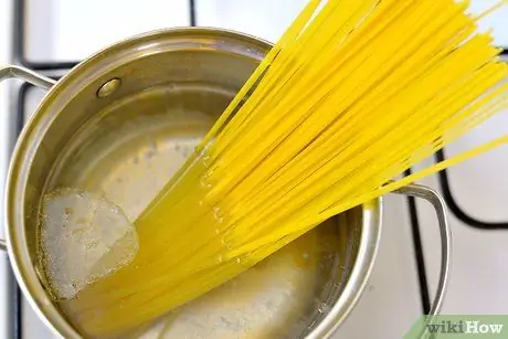 Приготовить салат с лапшой шаг 10