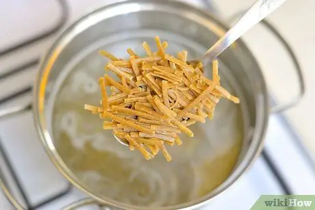 Приготовить салат с лапшой, шаг 2