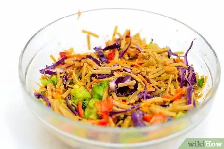 Приготовить салат с лапшой Шаг 8