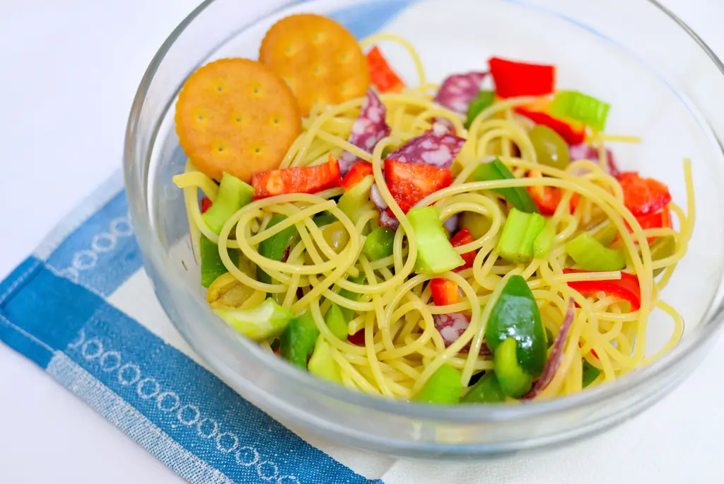 Как приготовить салат с лапшой: 14 шагов (с иллюстрациями)