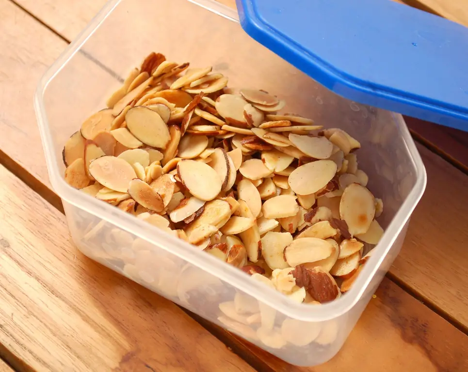 Как поджарить миндаль (с иллюстрациями)