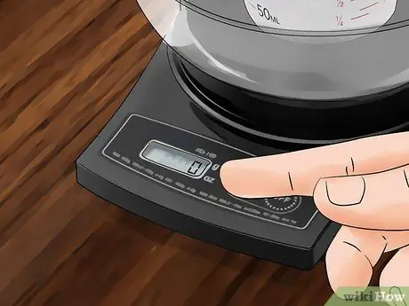 Измерение влажных ингредиентов Шаг 12