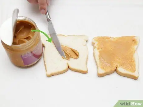 Приготовьте бутерброд с арахисовым маслом и бананом, шаг 1