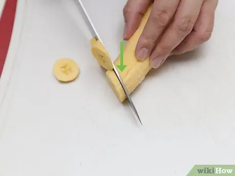 Приготовьте бутерброд с арахисовым маслом и бананом, шаг 2