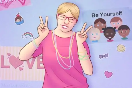 Глупая Девушка Позирует с Плакатами