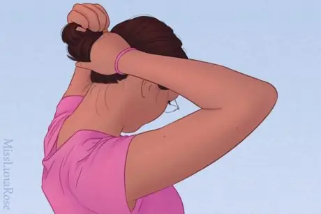 Девушка завязывает волосы назад 1