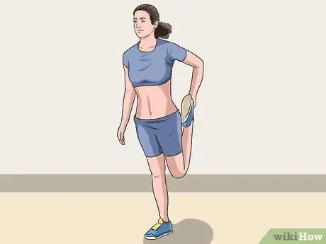 Выполняйте растяжку передних бедер стоя, шаг 2