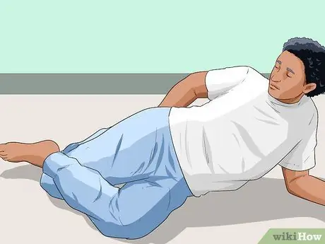 Выполняйте растяжку передних бедер стоя, шаг 8