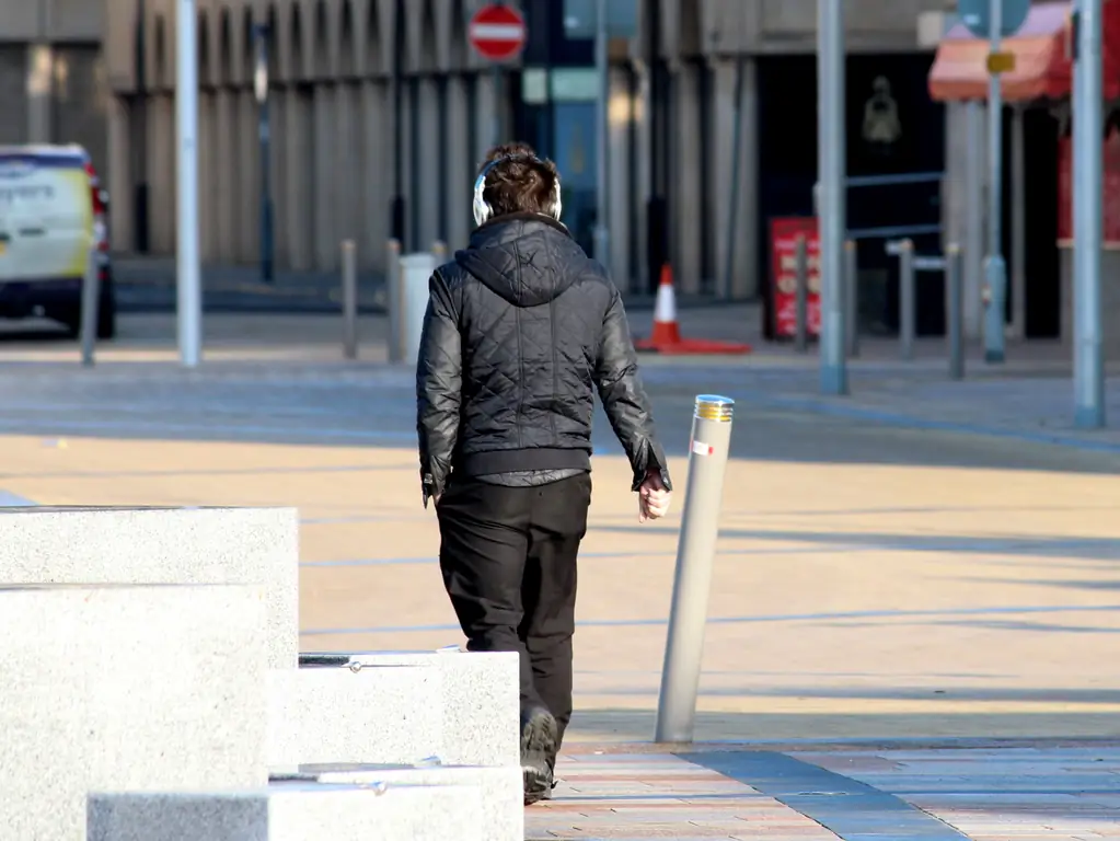 Как игнорировать всех вокруг: 8 шагов (с картинками)