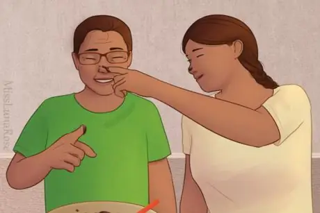 Отец и дочь делают беспорядок с тестом