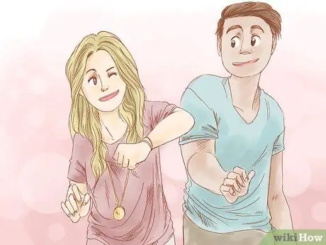 Как определить, нравится ли вы парню больше, чем друзья Шаг 16