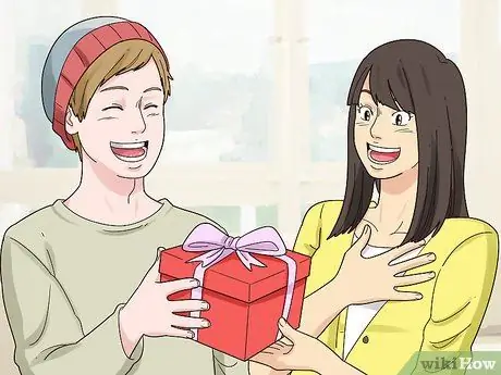 Успокоить кого-то Шаг 8