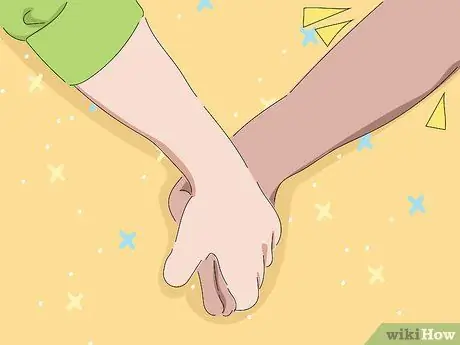 Поговорите с девушкой, которая вам нравится, если у нее есть парень Шаг 14