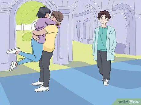 Поговорите с девушкой, которая вам нравится, если у нее есть парень Шаг 2