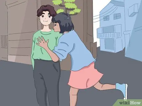 Поговорите с девушкой, которая вам нравится, если у нее есть парень Шаг 3