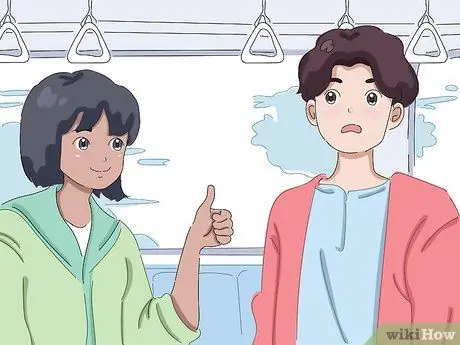 Поговорите с девушкой, которая вам нравится, если у нее есть парень Шаг 4