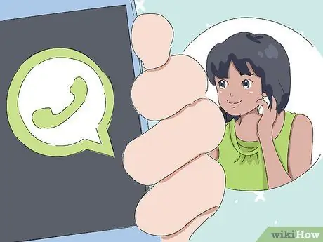 Поговорите с девушкой, которая вам нравится, если у нее есть парень Шаг 7