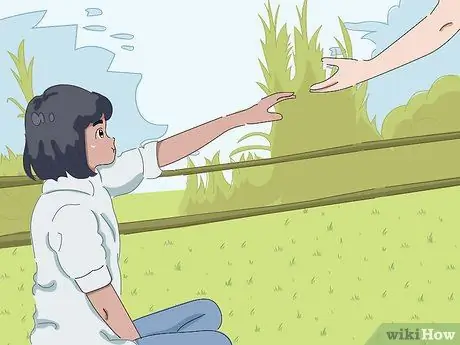 Поговорите с девушкой, которая вам нравится, если у нее есть парень Шаг 9