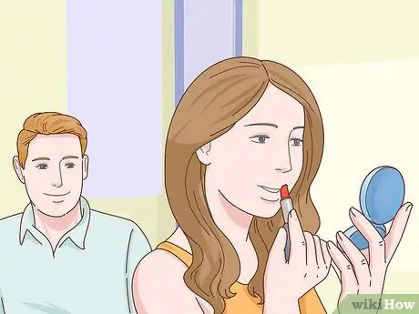 Как узнать, влюблена ли в вас девушка Шаг 6