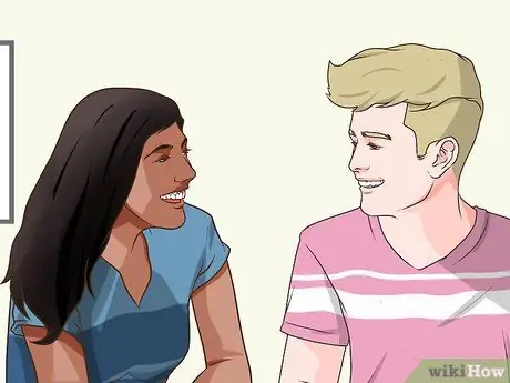 Скажите девушке, что она вам нравится, с помощью текстового сообщения. Шаг 1