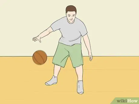 Проведите баскетбольный мяч между ног Шаг 10