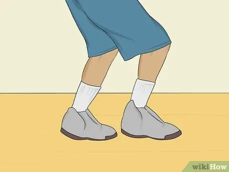 Баскетбольный мяч между ног Шаг 3