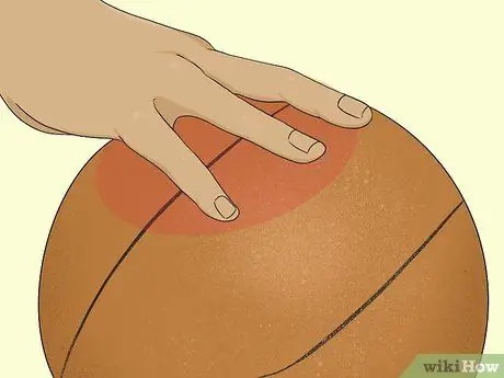 Баскетбольный мяч между ног Шаг 4