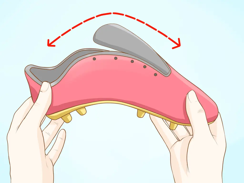 Как растянуть футбольные бутсы: 10 шагов (с иллюстрациями)