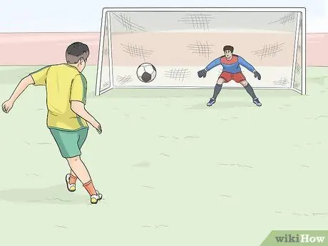 Сильный удар по футбольному мячу, шаг 13