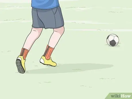 Жестко ударить по футбольному мячу, шаг 2