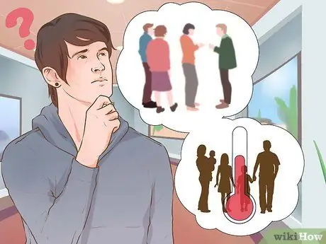 Поговорите с девушкой в группе Шаг 1