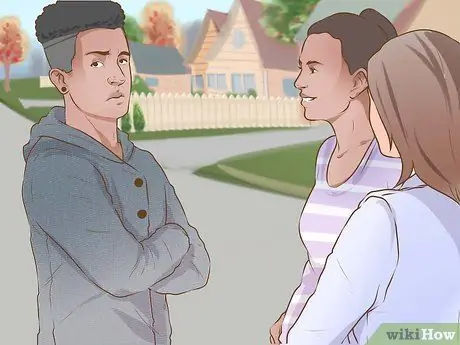 Поговорите с девушкой в группе Шаг 13