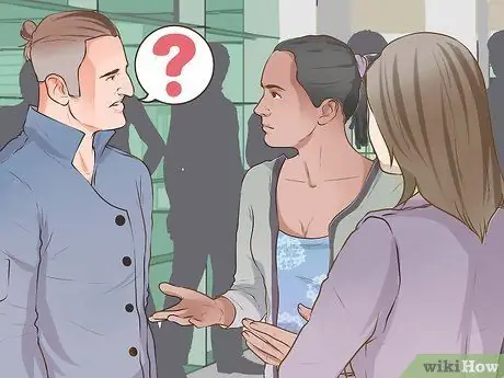 Поговорите с девушкой в группе Шаг 2