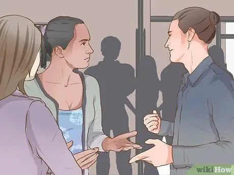 Поговорите с девушкой в группе Шаг 3