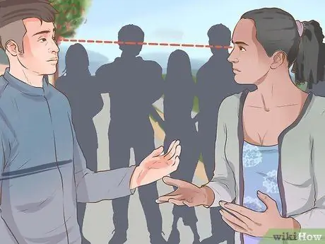 Поговорите с девушкой в группе Шаг 4