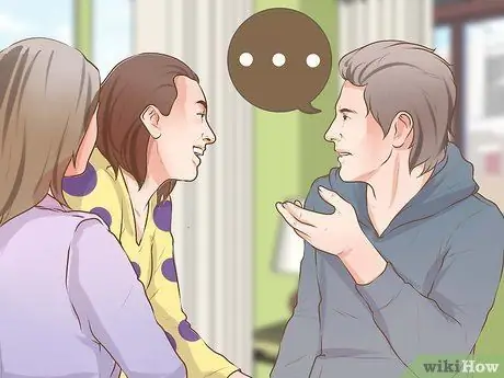 Поговорите с девушкой в группе Шаг 5