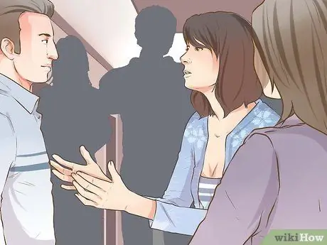 Поговорите с девушкой в группе Шаг 8