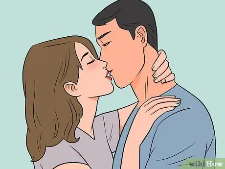 Подсказка для поцелуя от парня Шаг 4