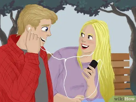 Покажи парню, что он тебе нравится Шаг 13