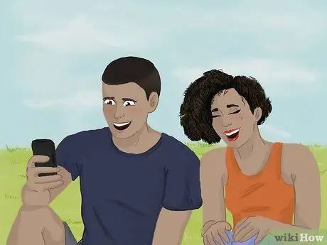 Покажи парню, что он тебе нравится Шаг 14