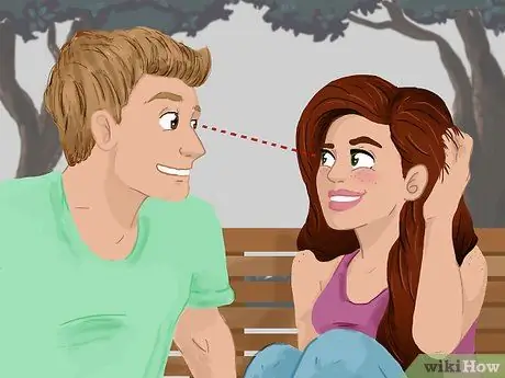 Покажи парню, что он тебе нравится Шаг 2