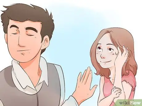 Добейтесь того, чтобы вы понравились девушке, когда она не интересуется отношениями Шаг 12