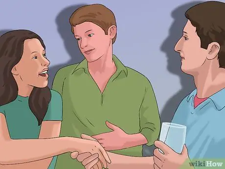 Флиртуйте с любимым человеком в средней школе, шаг 6