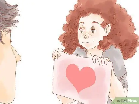 Как определить, нравится ли вы парню больше, чем друзья Шаг 15