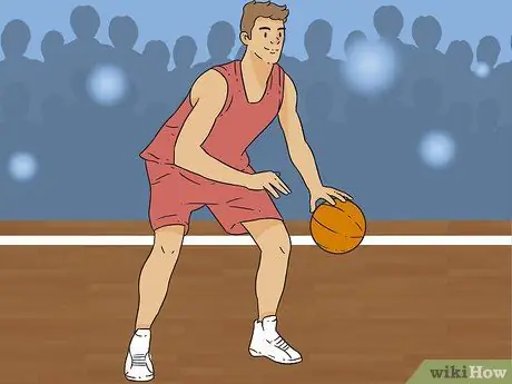 Выполнить бросок с крючка в баскетболе, шаг 2