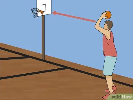 Выполнить бросок с крючка в баскетболе Шаг 5